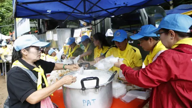 Preparación de comida para el equipo de rescate