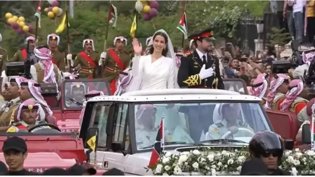 الأمير الحسين والأميرة رجوة خلال جولة الموكب الأحمر