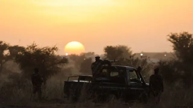 నైగర్లో అగంతకుల కాల్పులు