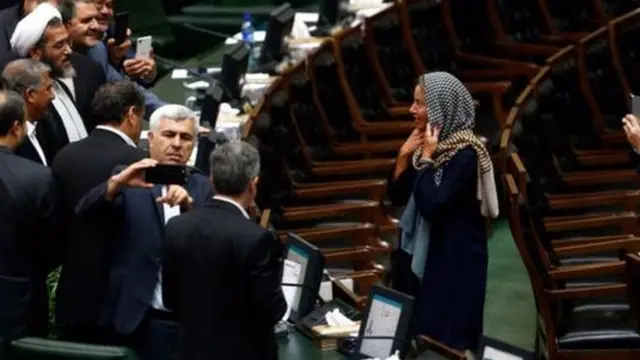 मोगेरिनी को घेरे ईरानी सांसद