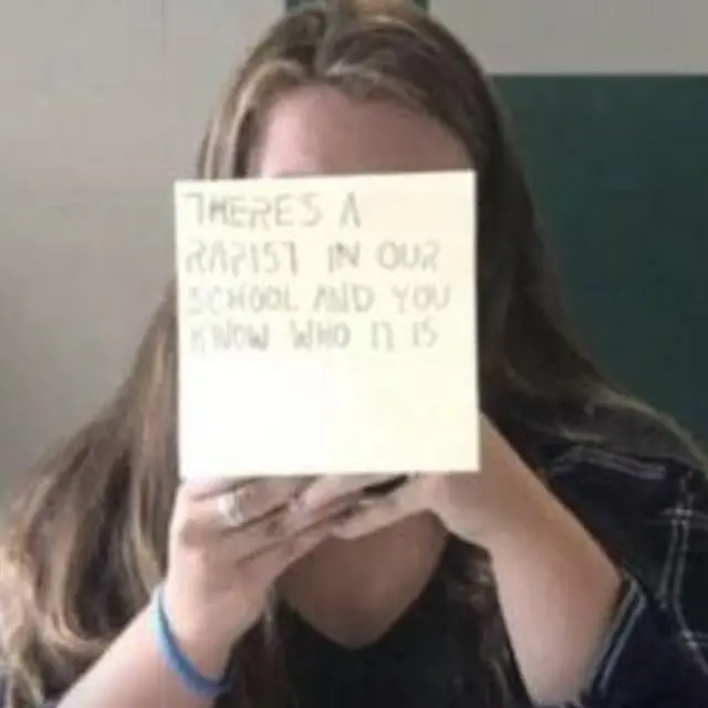 만스맨이 징계까지 받게 된 문제의 노트를 보여주고 있다