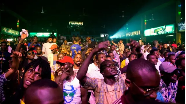 Ndị egwu Afrobeat na-amasị na agba egwu n' "Afrika Shrine"