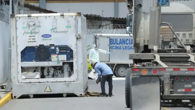 El gobierno activó una brigada especial para retirar cuerpos ante aumento de un 60% de muertes según cifras del ministro de Salud.