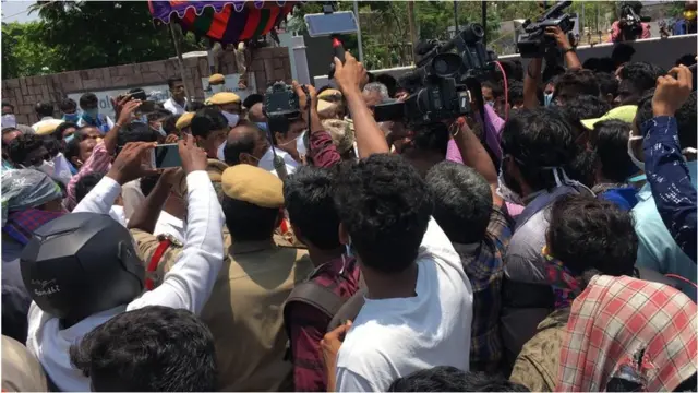 గ్రామస్తులతో మాట్లాడుతున్న మంత్రి అవంతి శ్రీనివాస్