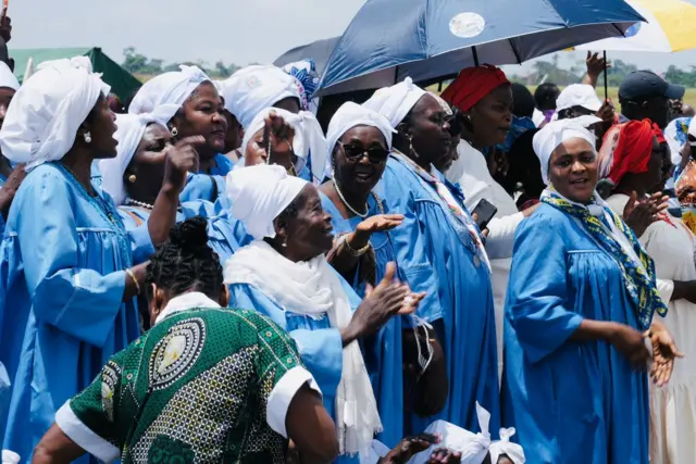 Des fidèles en liesse accueillent le Pape Leon à l'aéroport de Yaoundé