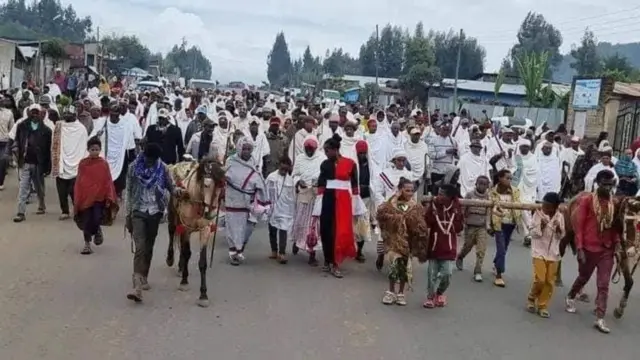 በቅርቡ በሰላም እጦት የተማረረ የሰላሌ ሕዝብ ልጆቹን ቀንበር አሸክሮ ፈጣሪውን ለመመጻን አደባባይ ወጥቷል።