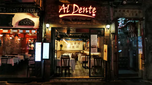 一家位於中環的餐廳空無一人。