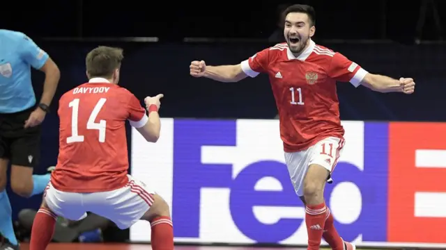 Сборная России радуется забитому голу