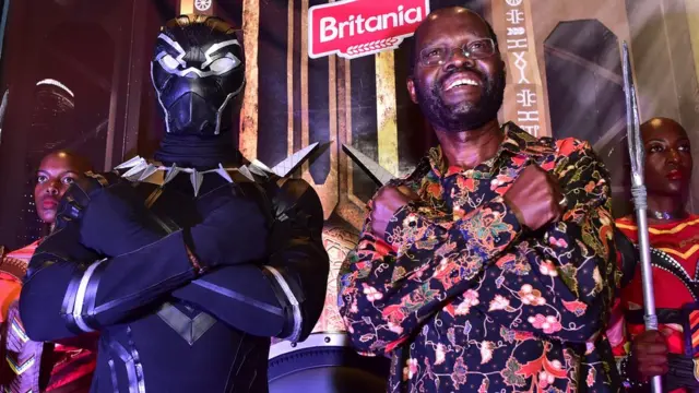 Baba yake Lupita Nyong'o, Dr. Anyang Nyong'o akipiga pose karibu na shabiki aliyevaa kama muhisika kuu wa filamu ya Black Panther