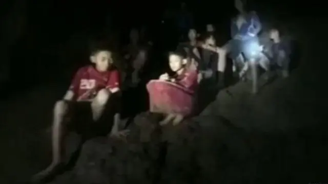 ગુફામાં ફસાઈ ગયેલા બાળકોની તસવીર