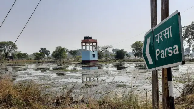 बाढ़ में डूबा परसा गांव