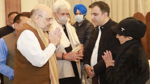 தீவிரவாத சம்பவங்களில் உயிரிழந்த பொதுமக்களின் குடும்பத்தினரையும் அமித்ஷா சந்தித்து பேசினார்