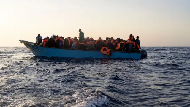 নৌকায় অবৈধ অভিবাসী