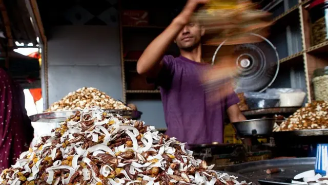 కొబ్బరిని అనేక ఆహార పదార్ధాల తయారీలో వాడతారు.