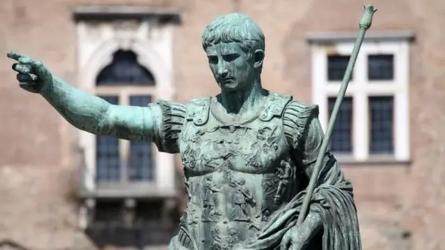 Julio Caesar alinazisha kalenda mpya kwa heshima ya mungu janus kama mwanzo wa mwaka mpya.