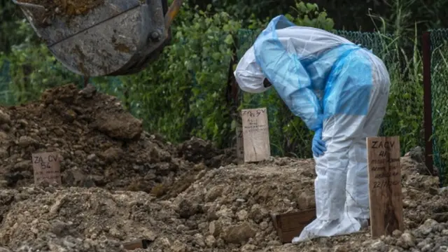 করোনায় মৃতদের সতকার করার পর কান্নায় ভেঙ্গে পড়েছেন।