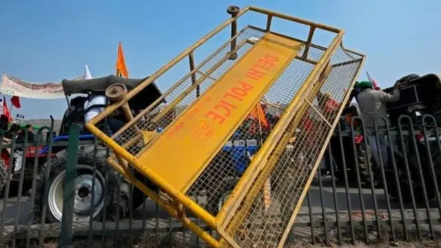 પોલીસનું બૅરિકેડિંગ અવગણી પ્રદર્શનકારીઓ આગળ વધી રહ્યા હતા.