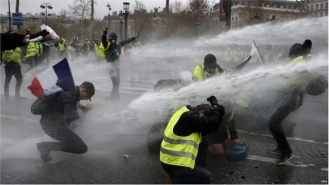 ఫ్రాన్స్ భగ్గు