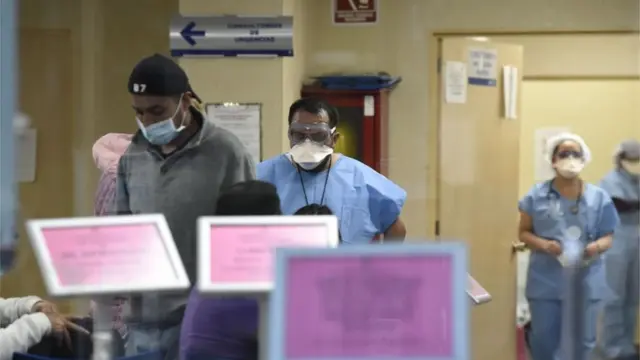 Medicos con mascarilla