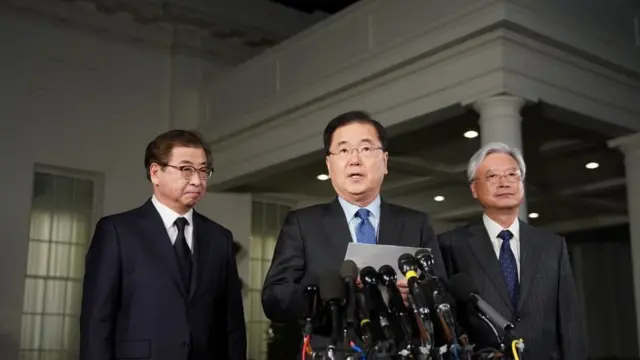 트럼프 대통령은 특사단이 백악관 기자실에서 회견하기를 원했으나, 참모진의 조언을 받아들여 웨스트윙 밖 차로로 장소를 옮겼다고 전해진다