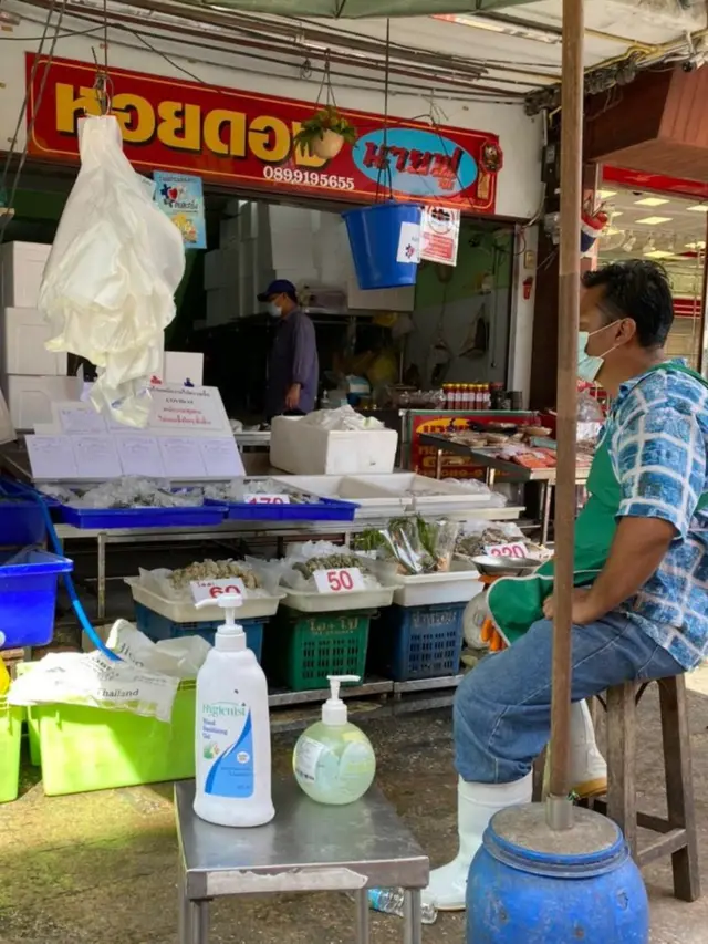 เตรียมแอลกอฮอล์ฆ่าเชื้อประจำหน้าร้านสำหรับลูกค้า