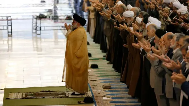 П'ятничну молитву зазвичай проводить старший священик