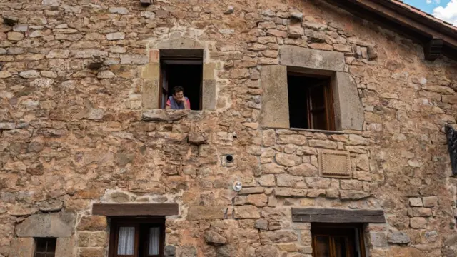 pencereden bakan bir akdın