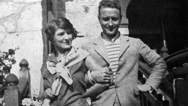 El escritor estadounidense Francis Scott Fitzgerald y su esposa Zelda Sayre posan brazo con brazo en una escalera. 1926
