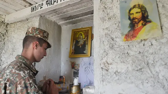Армянский солдат молится в полевой часовне
