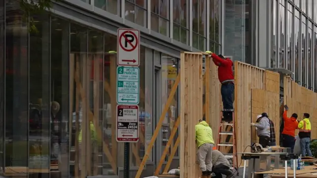 жумушчулар иштеп жатат