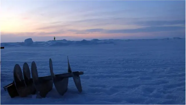把风防北极熊的警卫一直站在高处观察考察队营地周遭的动静，如果远处发现有北极熊出没，人们有时间作出安全回应。