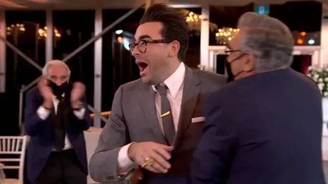 Daniel Levy emocionado al ganar uno de los premios otorgados a Schitt's Creek