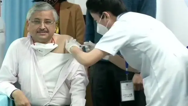 వ్యాక్సీన్ వేయించుకుంటున్న ఎయిమ్స్ డైరెక్టర్ డాక్టర్ రణదీప్ గులేరియా