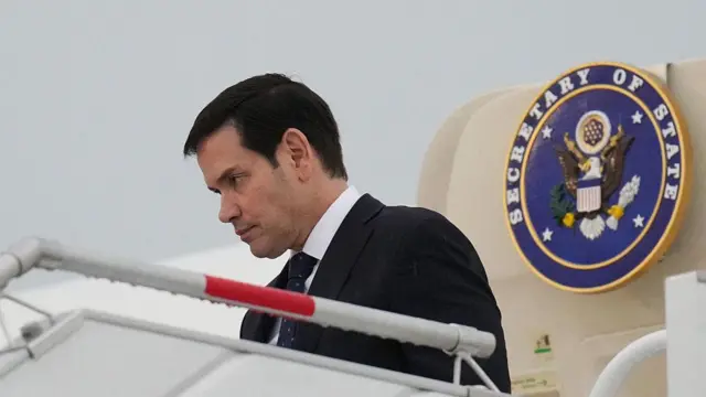 El secretario de Estado de EE. UU., Marco Rubio, desciende de su avión a su llegada al Aeropuerto Internacional Felipe Ángeles de la Ciudad de México el 2 de septiembre de 2025. 