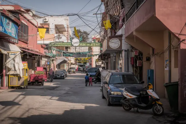لاجئون فلسطينيون في مخيم للاجئين في مدينة صور جنوب لبنان على الحدود مع إسرائيل، يحملون لافتات مؤيدة لفلسطين وأعلام منظمة التحرير الفلسطينية