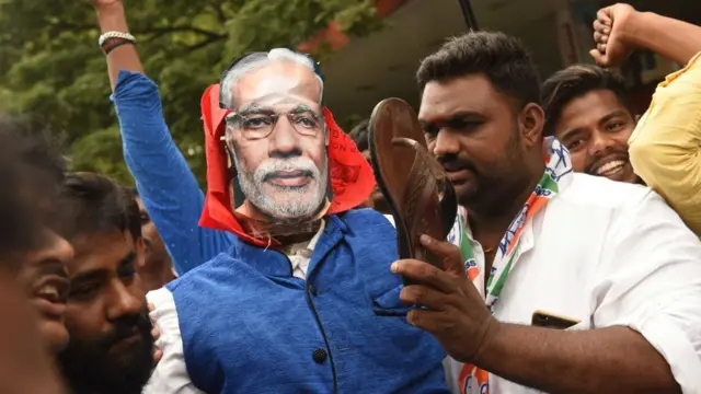 তেলের দাম বেড়ে যাওয়া ও রুপির মূল্য কমে যাওয়ায় বিরোধীরা প্রধানমন্ত্রী নরেন্দ্র মোদির সমালোচনা করছেন।