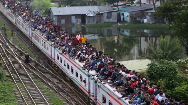 জীবনের ঝুঁকি নিয়ে ট্রেনের ছাদে উঠে চলাচল (ফাইল ফটো)