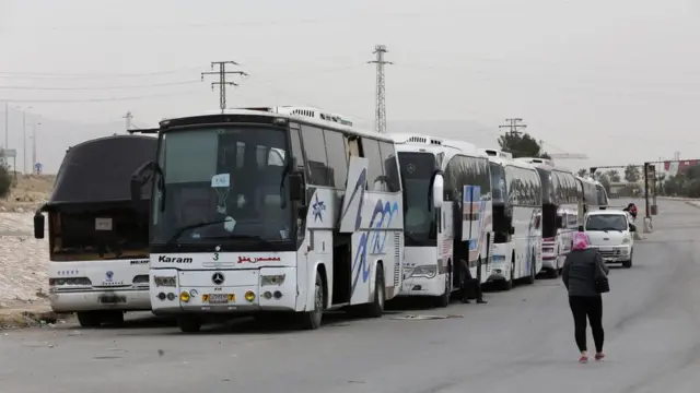 الحافلات تنتظر إجلاء المسلحين من منطقة دوما قبل نحو أسبوعين