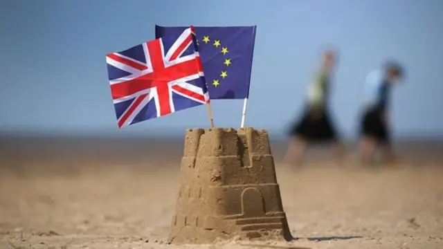 Пісочний замок і прапори Британії та ЄС