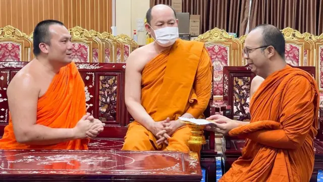 พระมหาสมปอง ตาลปุตฺโต และพระมหาไพรวัลย์ วรวณฺโณ