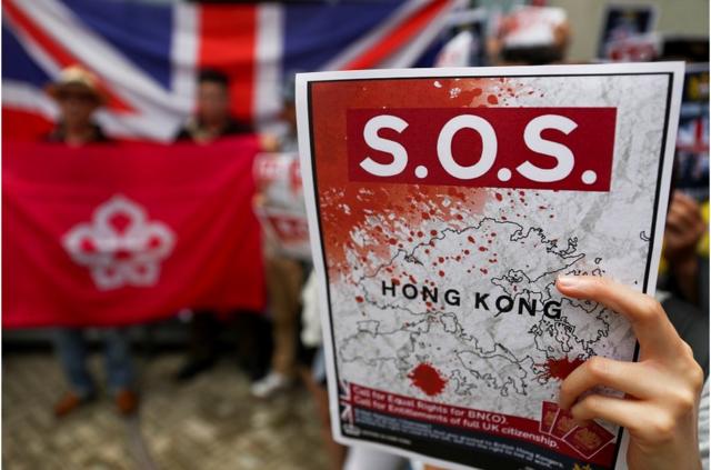 示威请愿者要求英国政府承认"一国两制"受到破坏，以及推动英国给予香港人国籍。