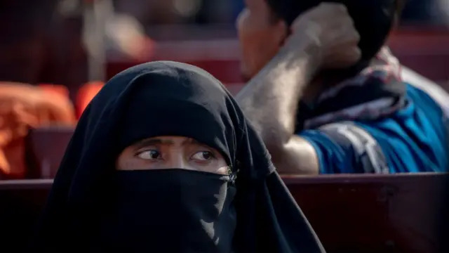 Una mujer con el rostro tapado
