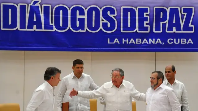 Juan Manuel Santos con Timochenko y el presidente cubano, Raúl Castro.