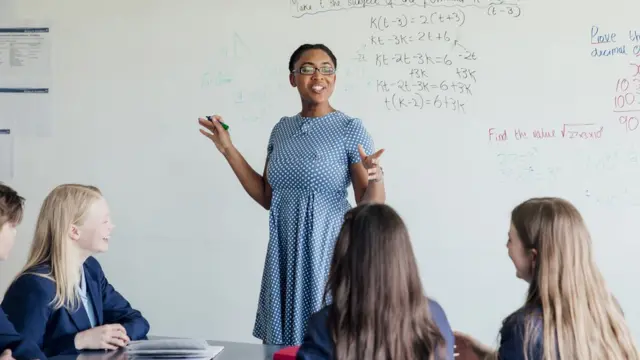 Professora ensinando fórmulasvasco pix betuma classe