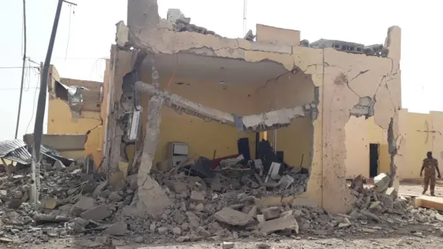 Un soldat observe les dégâts de l'attaque en passant.