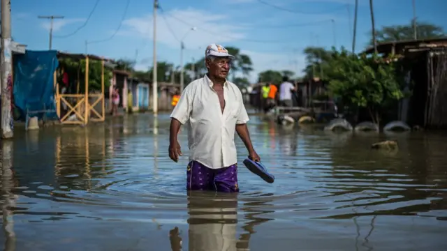 Hombre en medio inundaciones