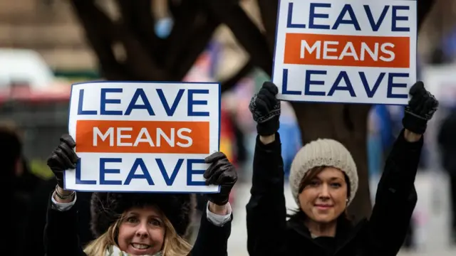 مؤيدو الخروج يتظاهرون معبرين عن رأيهم