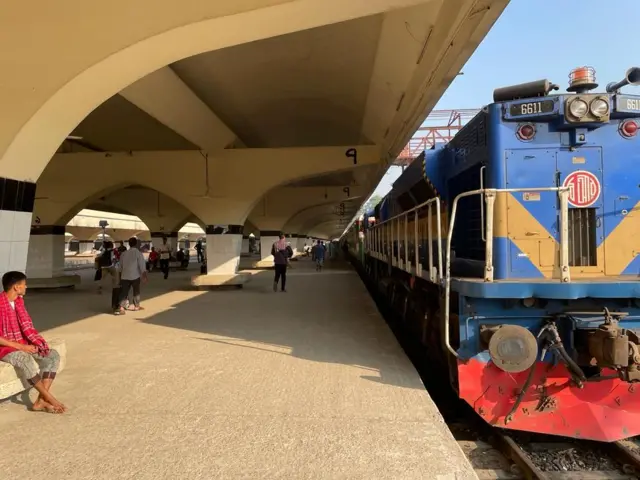 কমলাপুর রেল স্টেশনে ট্রেন দাঁড়িয়ে আছে