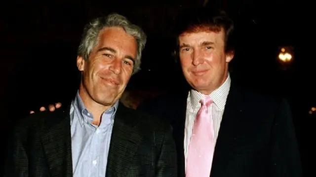 Jeffrey Epstein, kushoto, na Donald Trump katika mali ya Trump ya Mar-a-Lago huko Florida mnamo 1997. 