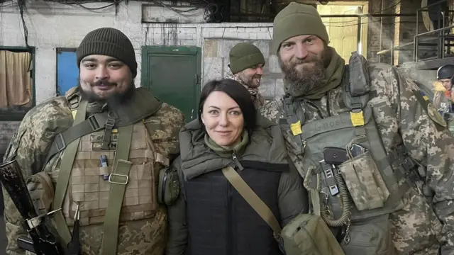 هنا ماليار، نائبة وزير الدفاع الأوكرانية مع جنود